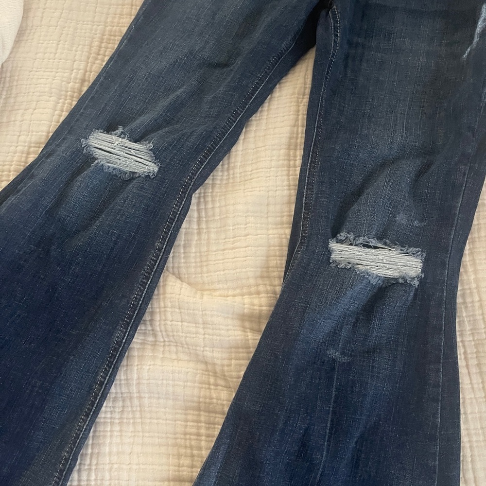 Ariat REAL woman’s Dark Wash High Waisted FLARE distressed Jeans Size 30R - Picture 3 of 9